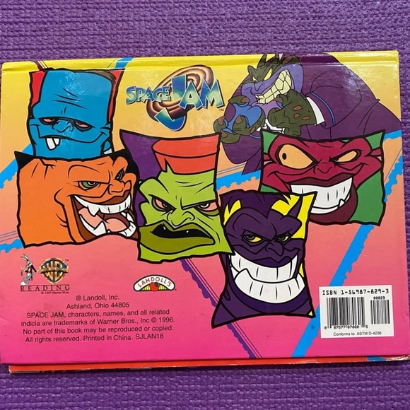 Space Jam pop up book + pin - Picture 2 of 5